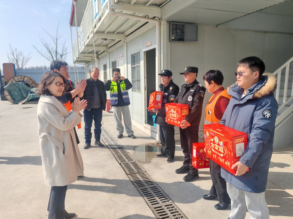 校领导走访慰问一线工作人员 校领导走访慰问一线工作人员