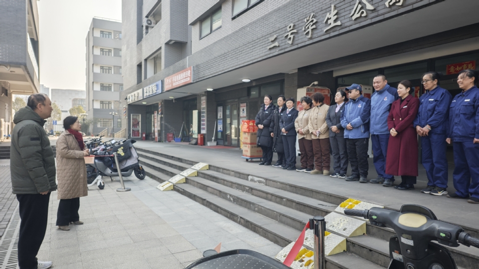 校领导走访慰问一线工作人员 校领导走访慰问一线工作人员