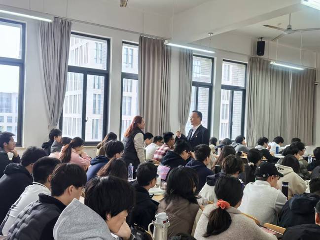 校领导深入教学一线讲授思政课,激发学生爱国情强国志报国行 校领导深入教学一线讲授思政课,激发学生爱国情强国志报国行