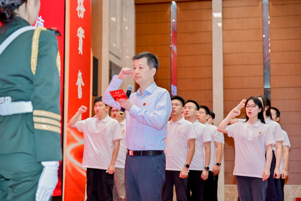 我校举行2026年“向光而行·七五芳华”教师表彰大会