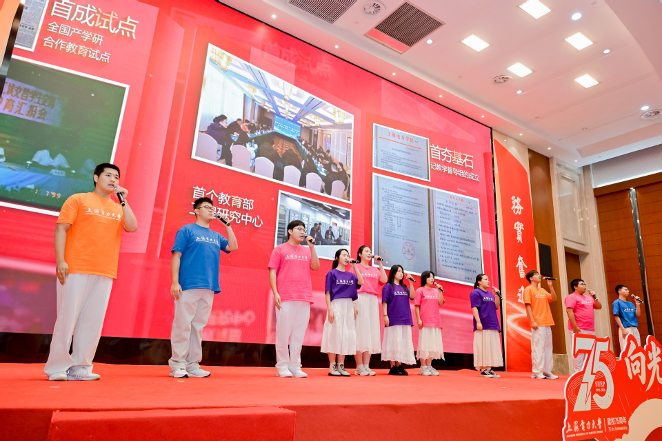 我校举行2026年“向光而行·七五芳华”教师表彰大会