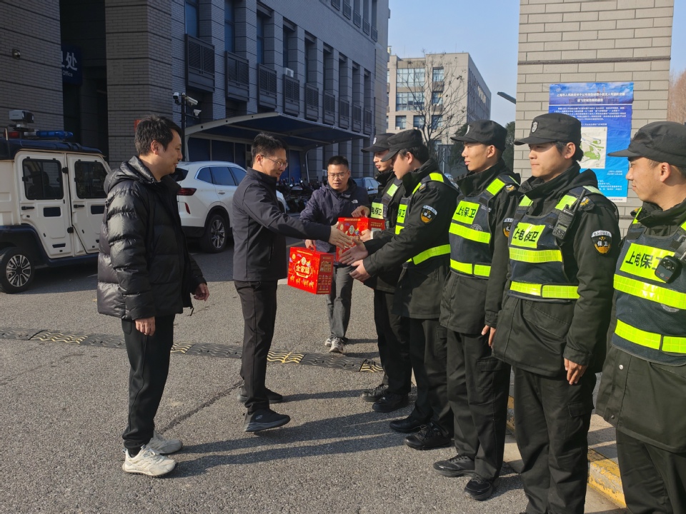 校领导走访慰问一线工作人员