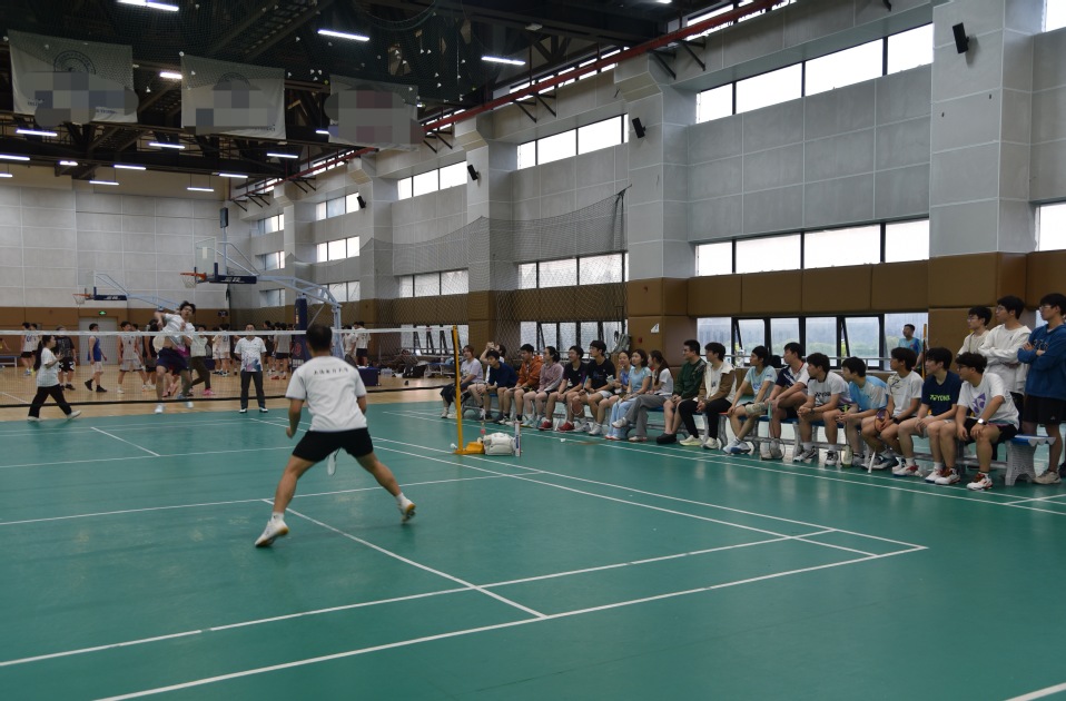 我校举行建校75周年系列体育活动暨羽毛球师生交流赛