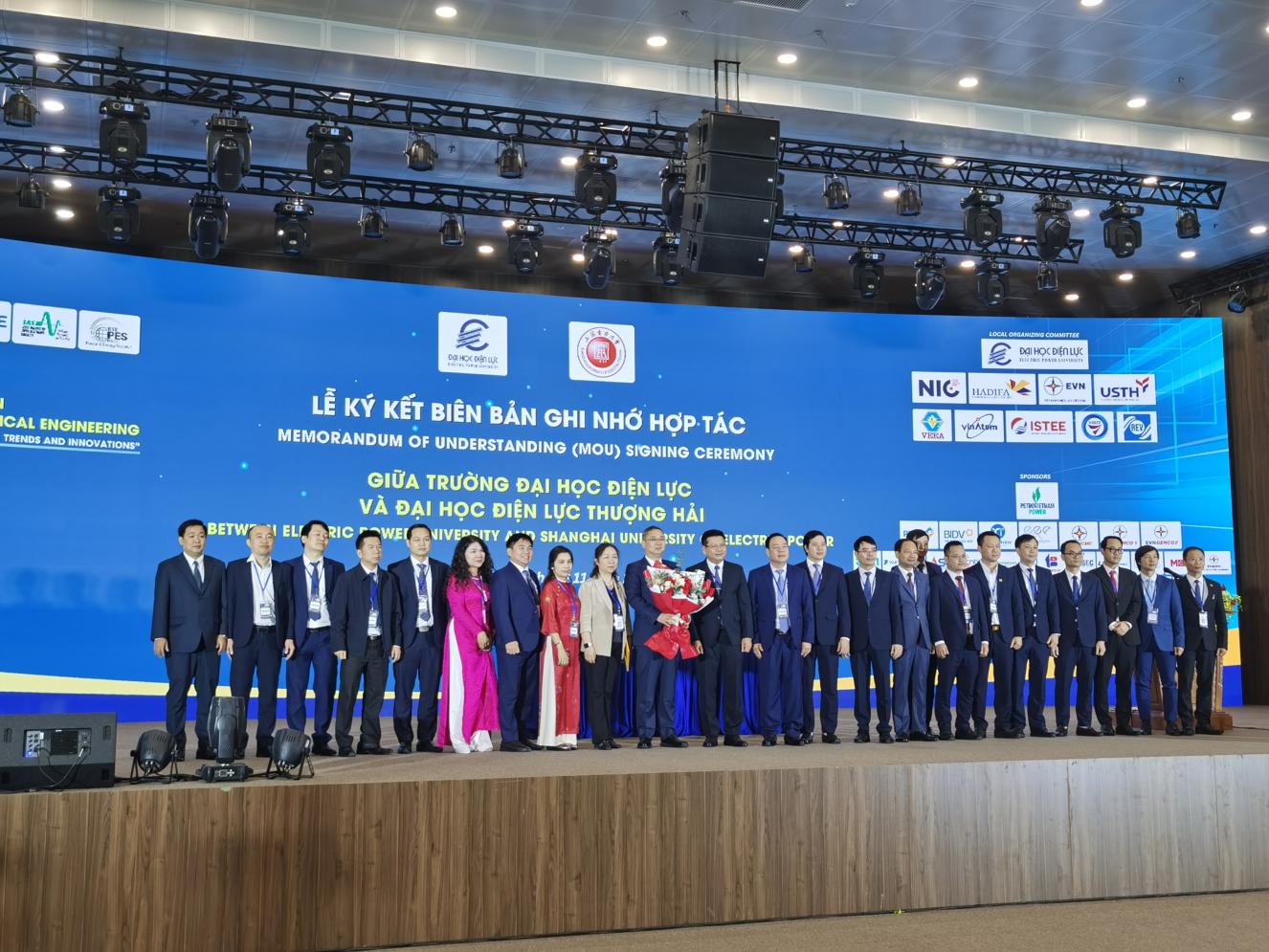 宋来参加越南2025 IEEE环境与电气工程亚洲会议并做主旨报告 宋来参加越南2025 IEEE环境与电气工程亚洲会议并做主旨报告