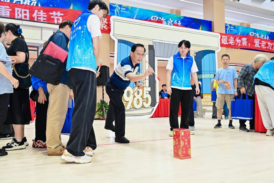 我校举行庆祝上海市第39个“敬老日”暨建校75周年嘉年华活动