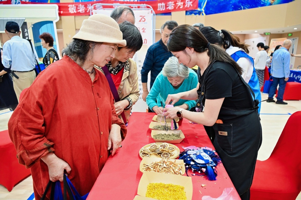 我校举行庆祝上海市第39个“敬老日”暨建校75周年嘉年华活动