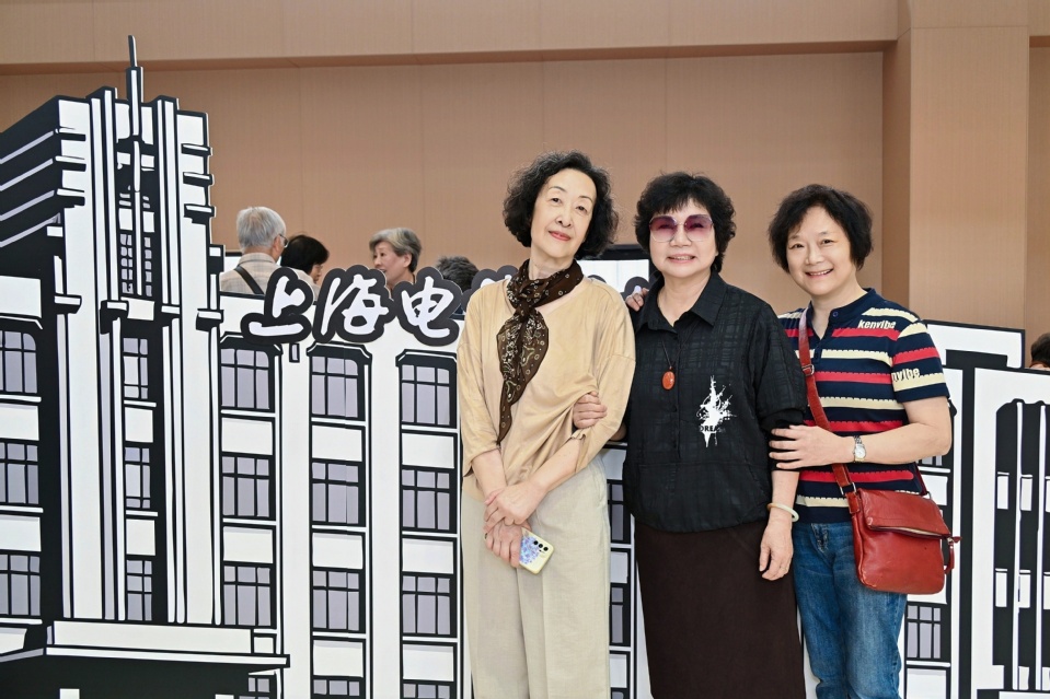 我校举行庆祝上海市第39个“敬老日”暨建校75周年嘉年华活动