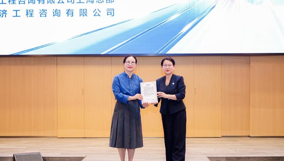 我校举行临港校区三期工程电力科技大楼交付暨校名校徽亮灯仪式
