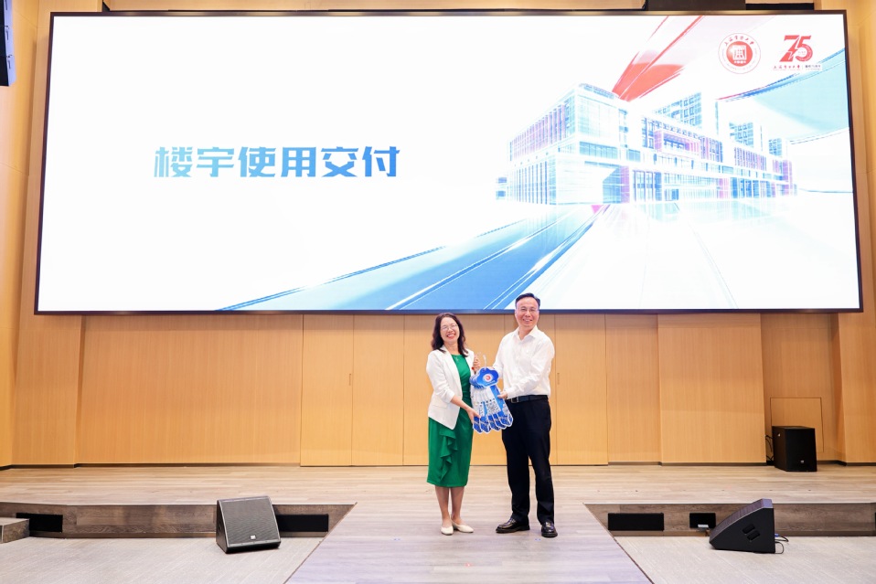 我校举行临港校区三期工程电力科技大楼交付暨校名校徽亮灯仪式