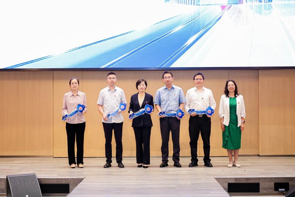 我校举行临港校区三期工程电力科技大楼交付暨校名校徽亮灯仪式