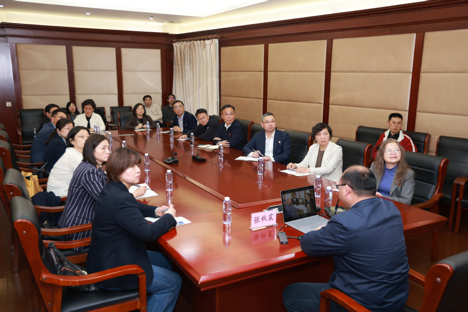 校党委理论学习中心组开展树立和践行正确政绩观学习教育参观践学活动