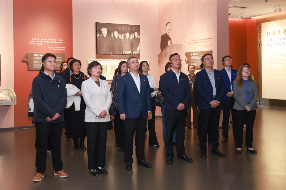 校党委理论学习中心组开展树立和践行正确政绩观学习教育参观践学活动