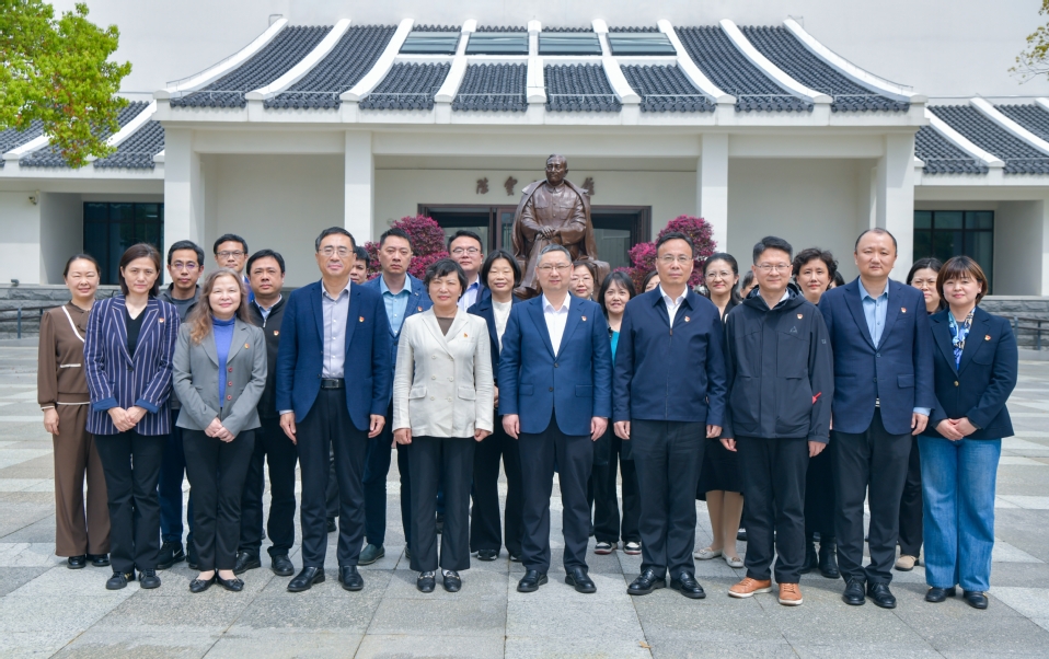校党委理论学习中心组开展树立和践行正确政绩观学习教育参观践学活动