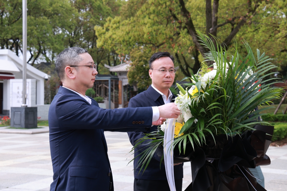 校党委理论学习中心组开展树立和践行正确政绩观学习教育参观践学活动