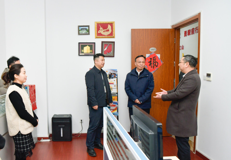 新学期校领导深入一线走访慰问教职工 新学期校领导深入一线走访慰问教职工