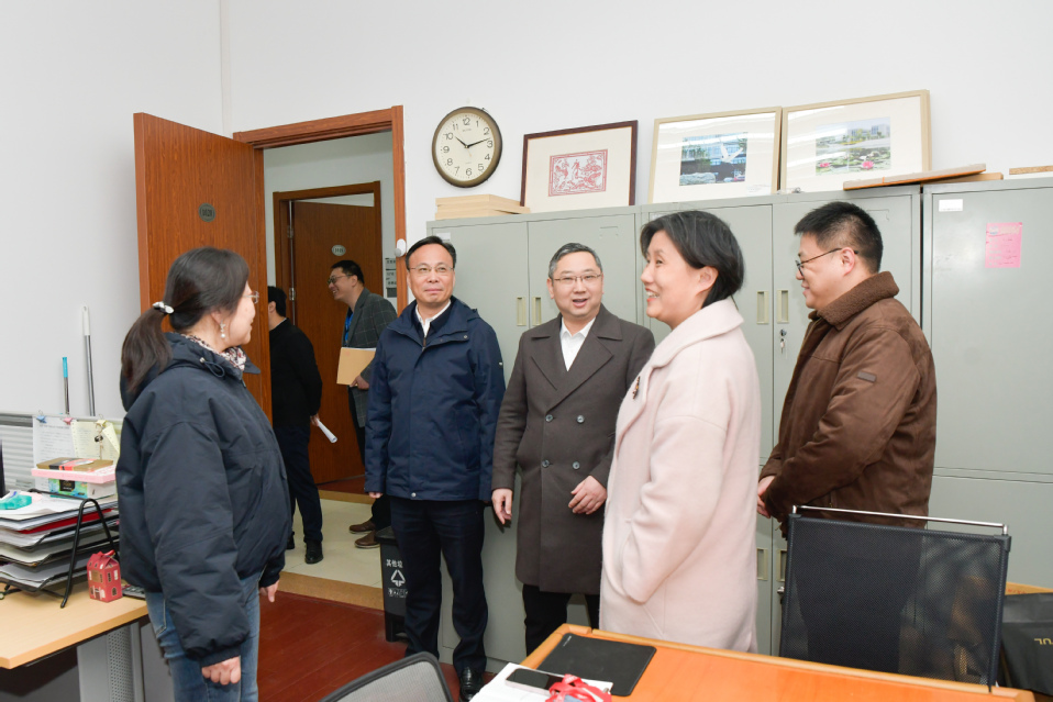 新学期校领导深入一线走访慰问教职工 新学期校领导深入一线走访慰问教职工