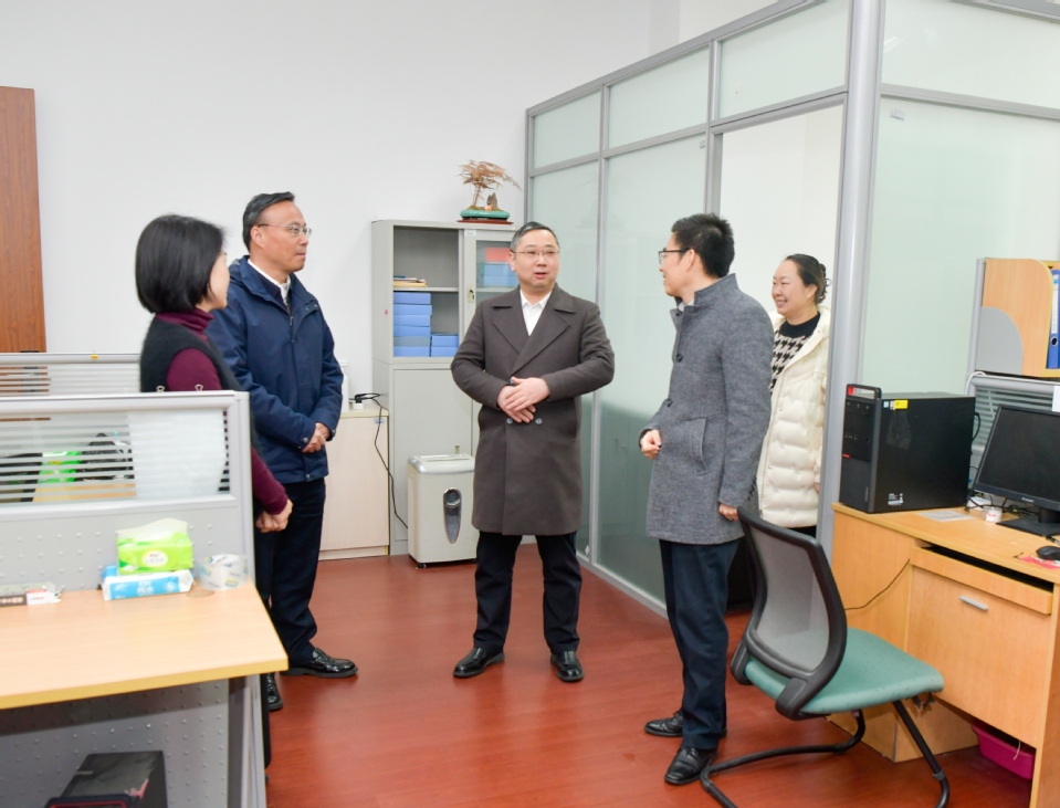 新学期校领导深入一线走访慰问教职工 新学期校领导深入一线走访慰问教职工