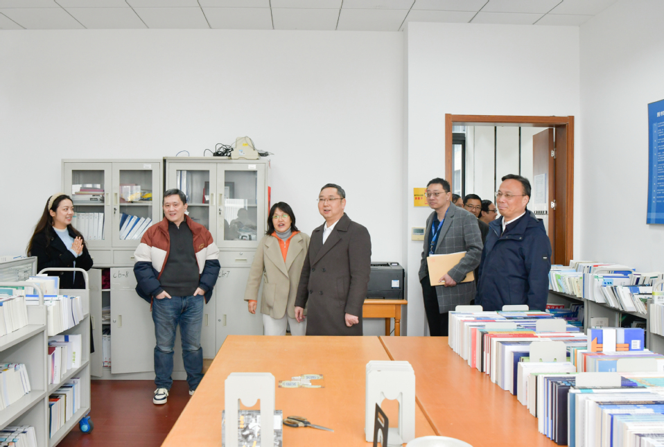 新学期校领导深入一线走访慰问教职工 新学期校领导深入一线走访慰问教职工