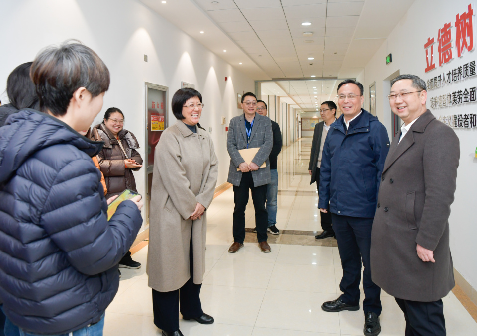 新学期校领导深入一线走访慰问教职工 新学期校领导深入一线走访慰问教职工