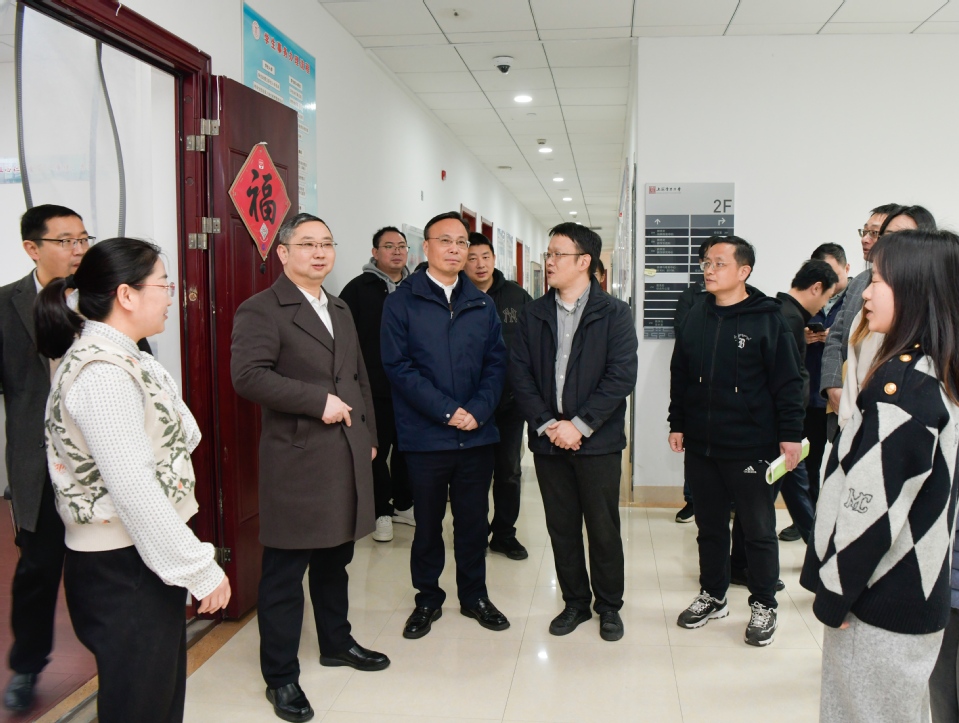 新学期校领导深入一线走访慰问教职工 新学期校领导深入一线走访慰问教职工