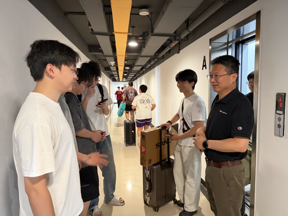 朱克勇带队走访慰问首批搬迁至英华楼宿舍研究生 朱克勇带队走访慰问首批搬迁至英华楼宿舍研究生