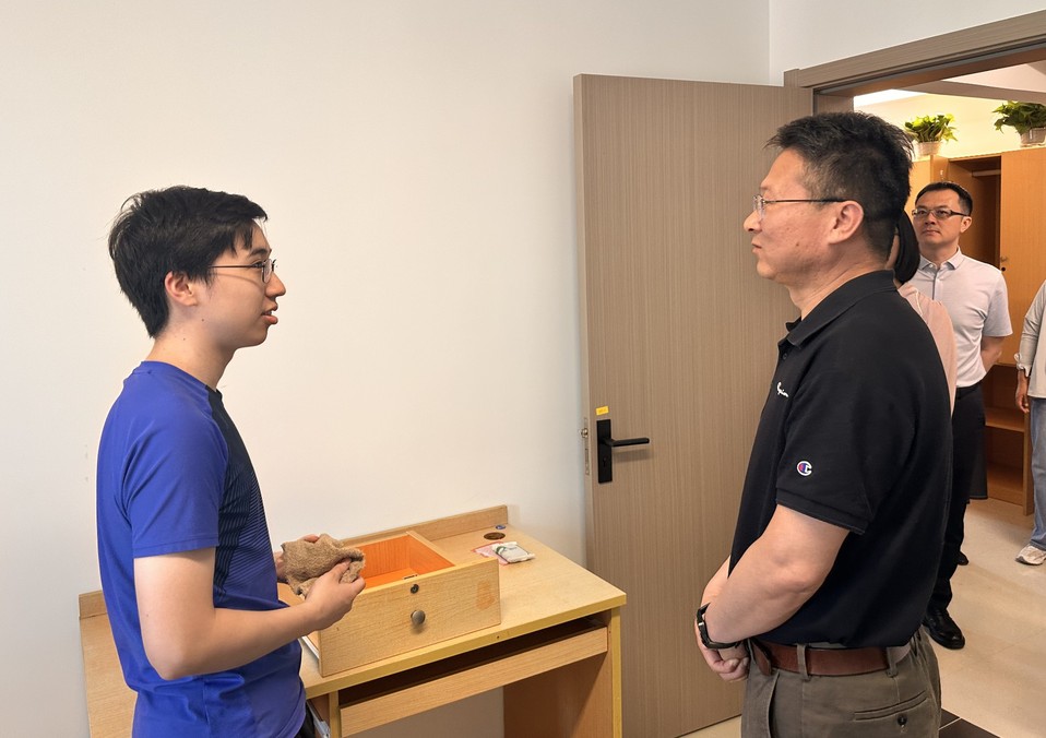 朱克勇带队走访慰问首批搬迁至英华楼宿舍研究生 朱克勇带队走访慰问首批搬迁至英华楼宿舍研究生
