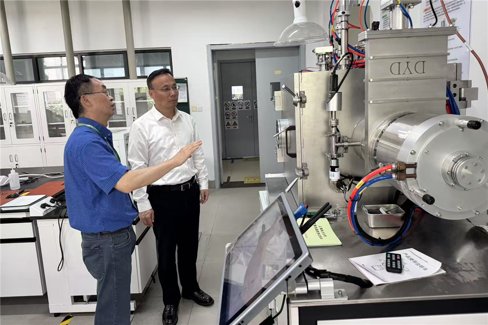 顾春华一行调研环境与化学工程学院国家级人才实验室 顾春华一行调研环境与化学工程学院国家级人才实验室