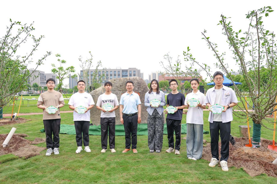 我校举办2026届毕业生植树纪念活动