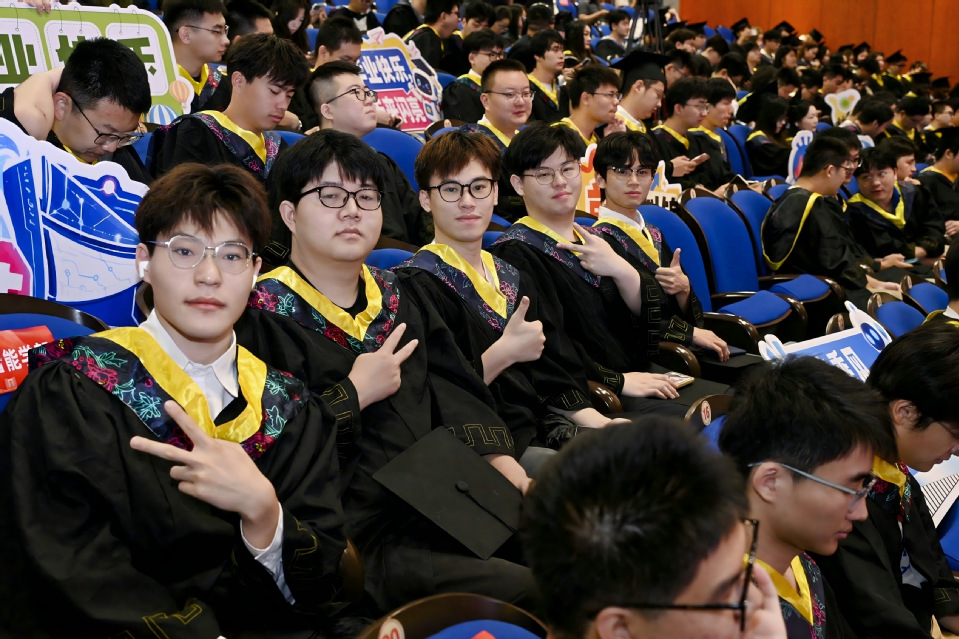 上海电力大学2026届学生毕业典礼暨学位授予仪式举行 上海电力大学2026届学生毕业典礼暨学位授予仪式举行