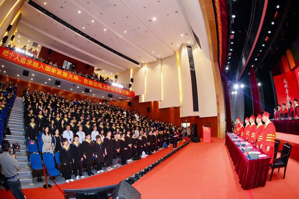 上海电力大学2026届学生毕业典礼暨学位授予仪式举行 上海电力大学2026届学生毕业典礼暨学位授予仪式举行