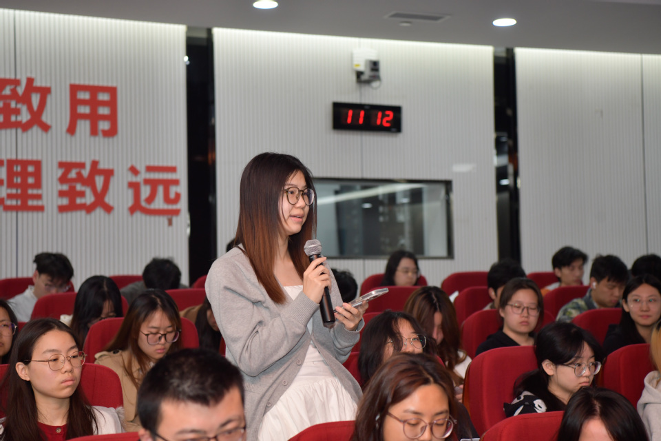 上海市新长征突击手、资本市场资深专家任鲁海做客我校澎湃大讲堂 上海市新长征突击手、资本市场资深专家任鲁海做客我校澎湃大讲堂